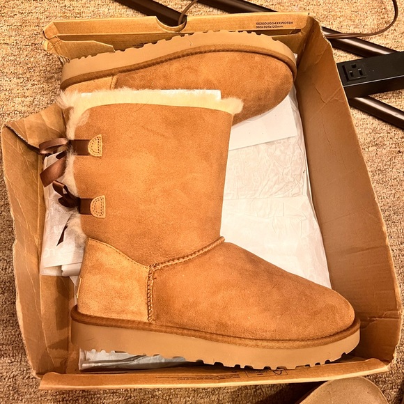UGG Bailey Bow - Picture 1 of 5